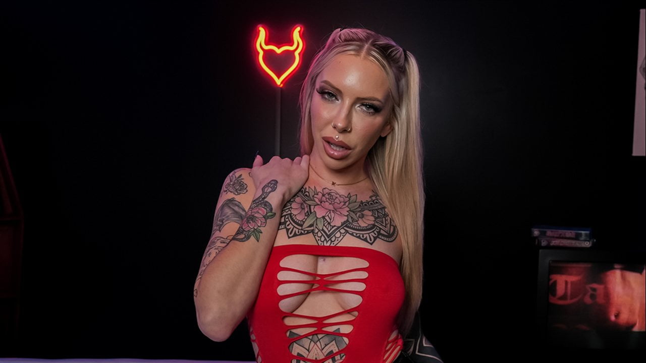 Cassidy Luxe Submits To The Horny Man's Rough Pounding