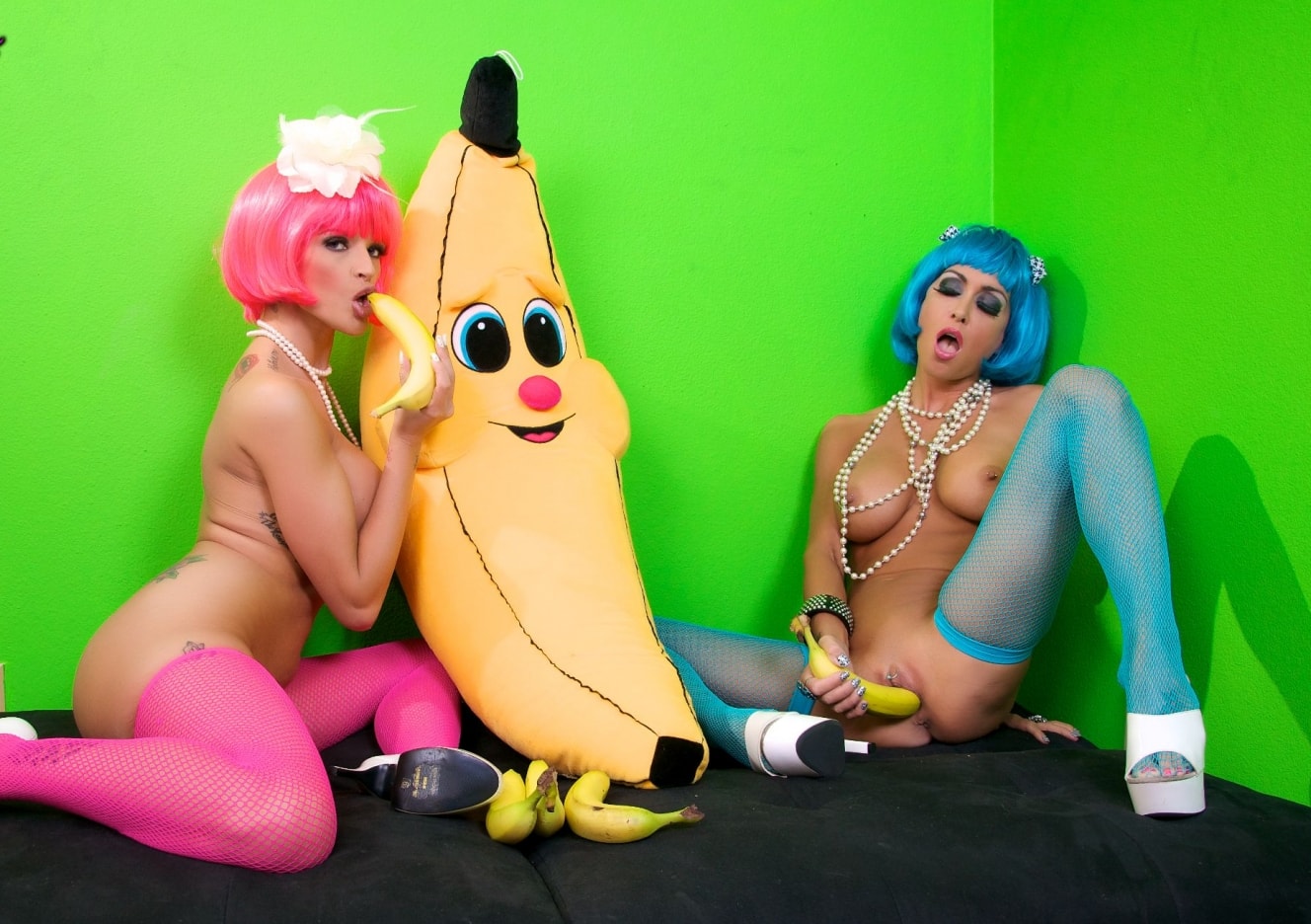 Jessica Jaymes - We Love Bananas | Picture (3)