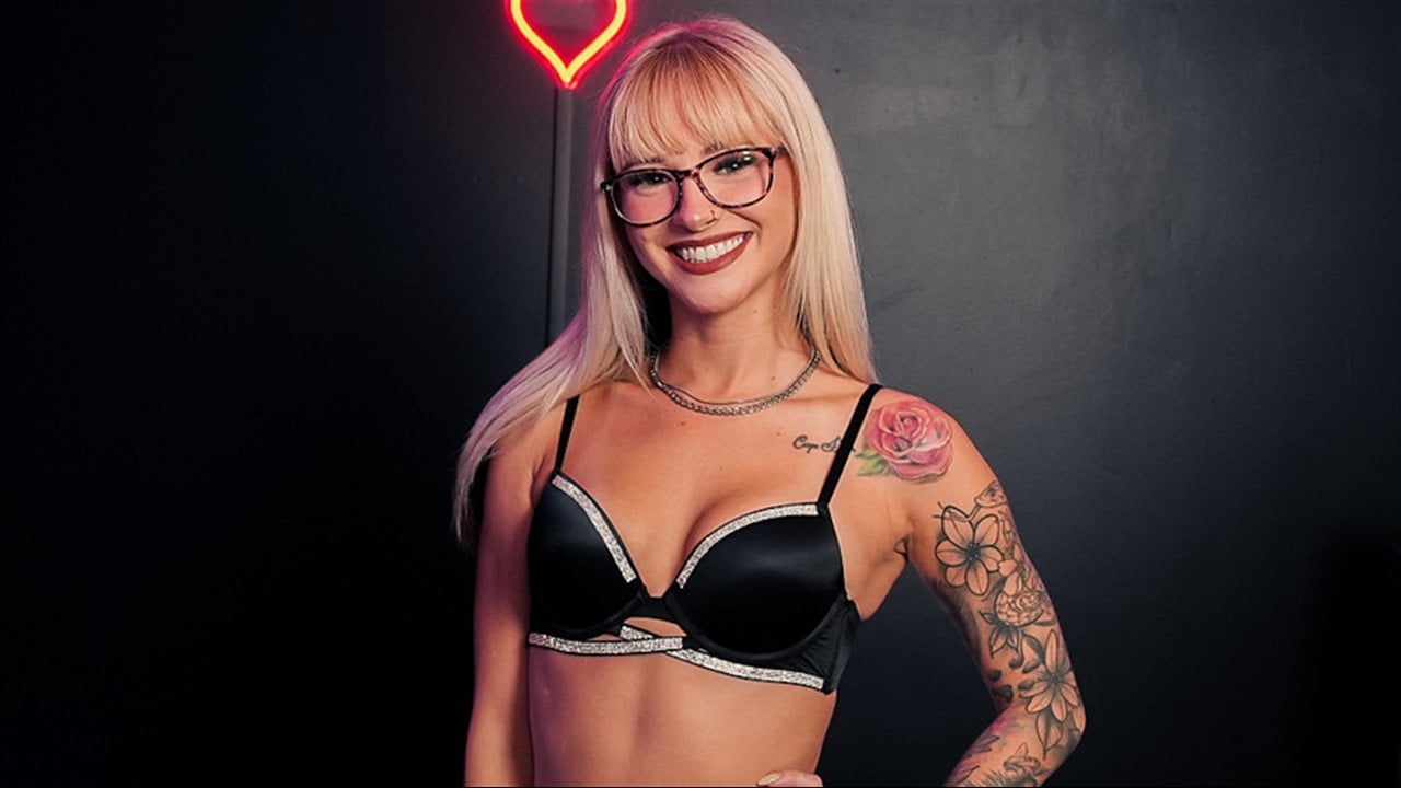 Inked Hottie's Katee V's Mind-Blowing Goth Girlfriend Adventure